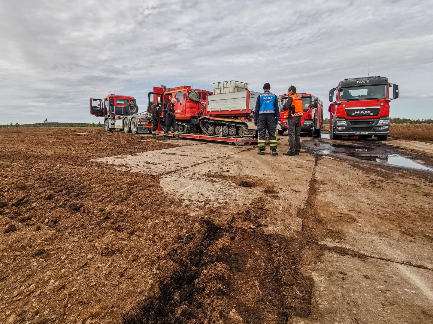 Pehme pinnasega seotud põlengud vajavad kustutamiseks nii eritehnikat kui ka head logistikat, et tagada varustuse koordineeritud kasutamine. 