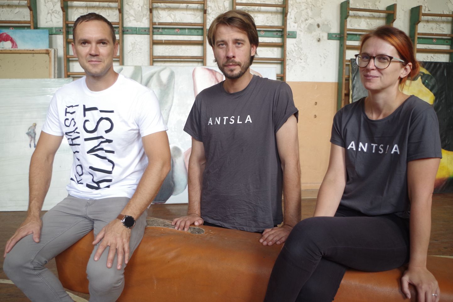 Vana-Antsla KontrastiKunsti korraldajad (vasakult) Tanel Puura, Kaspar Kurve ja Kaili Kalle loodavad festivaliga puhuda Antsla kunstielule tuule purjesse.