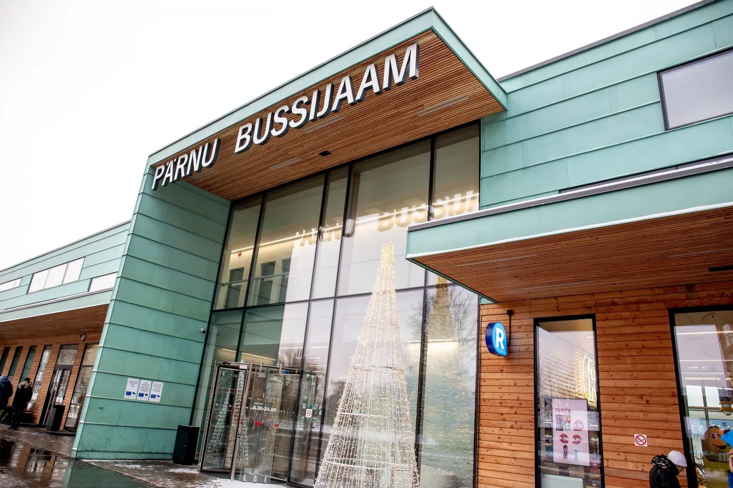 Pärnu bussijaamas probleeme valmistanud noortekambad on maakonna ühistranspordikeskuse juhataja Andrus Kärpuki väitel praeguseks taltunud.