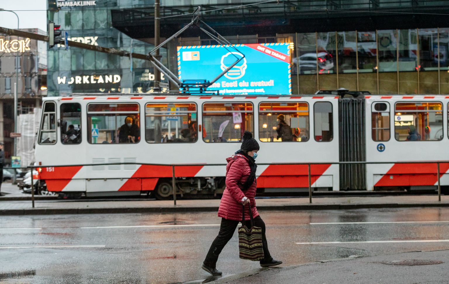 Tallinn, 17.11.2020
Maskidega inimesed tänavatel ja ühistranspordis.