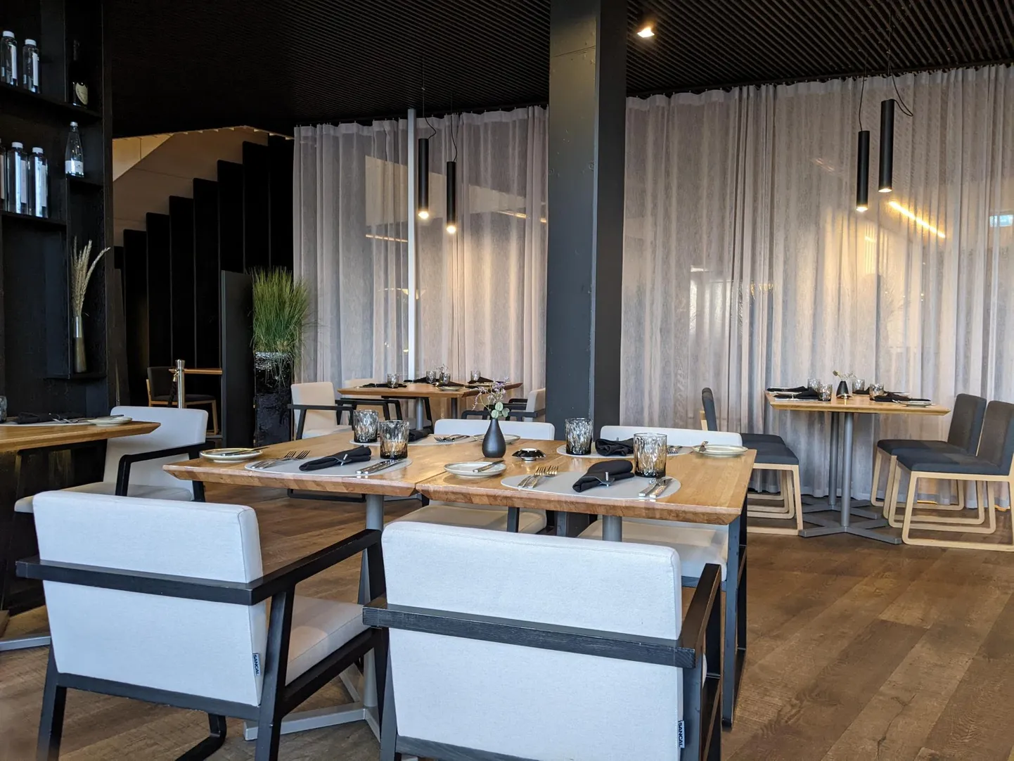 Ei mingeid valgeid linu, restoran Raimond paistab silma pigem tagasihoidliku sisekujundusega.