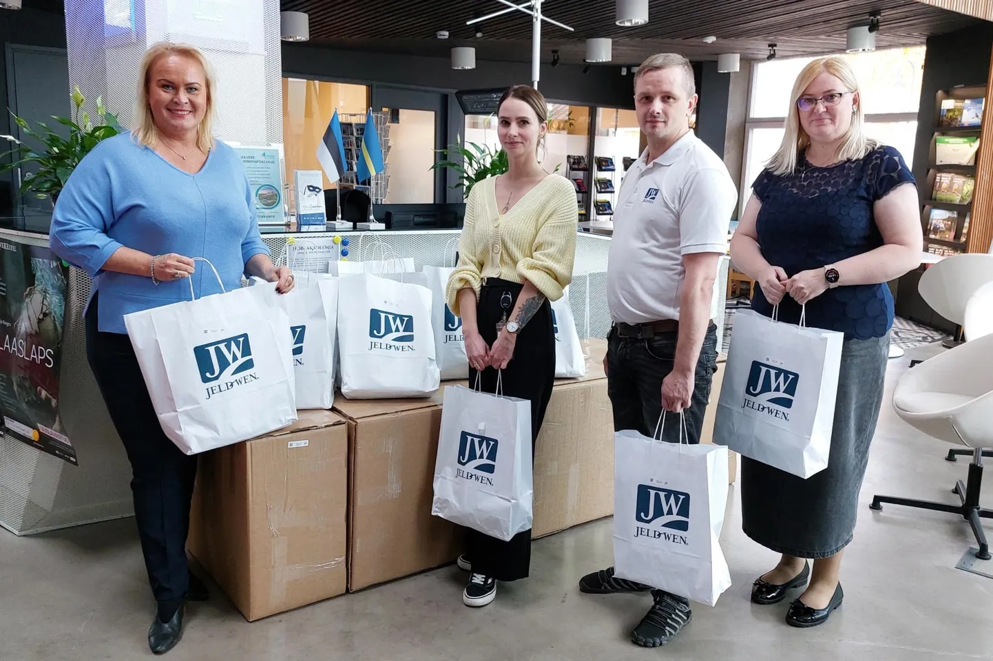 JELD-WEN-i esindajad Rakvere linnavalitsuses arvuteid üle andmas.