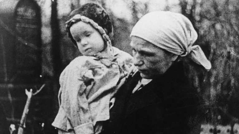 Женщина и ребенок в блокадном Ленинграде.