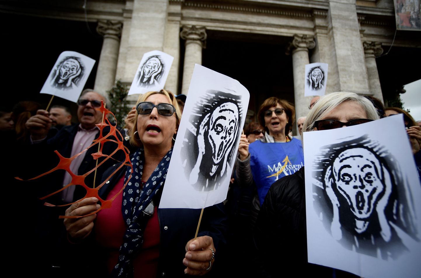 Cilvēki Romā protestē pret populistu valdīšanas laikā nolaisto pilsētas infrastruktūru
