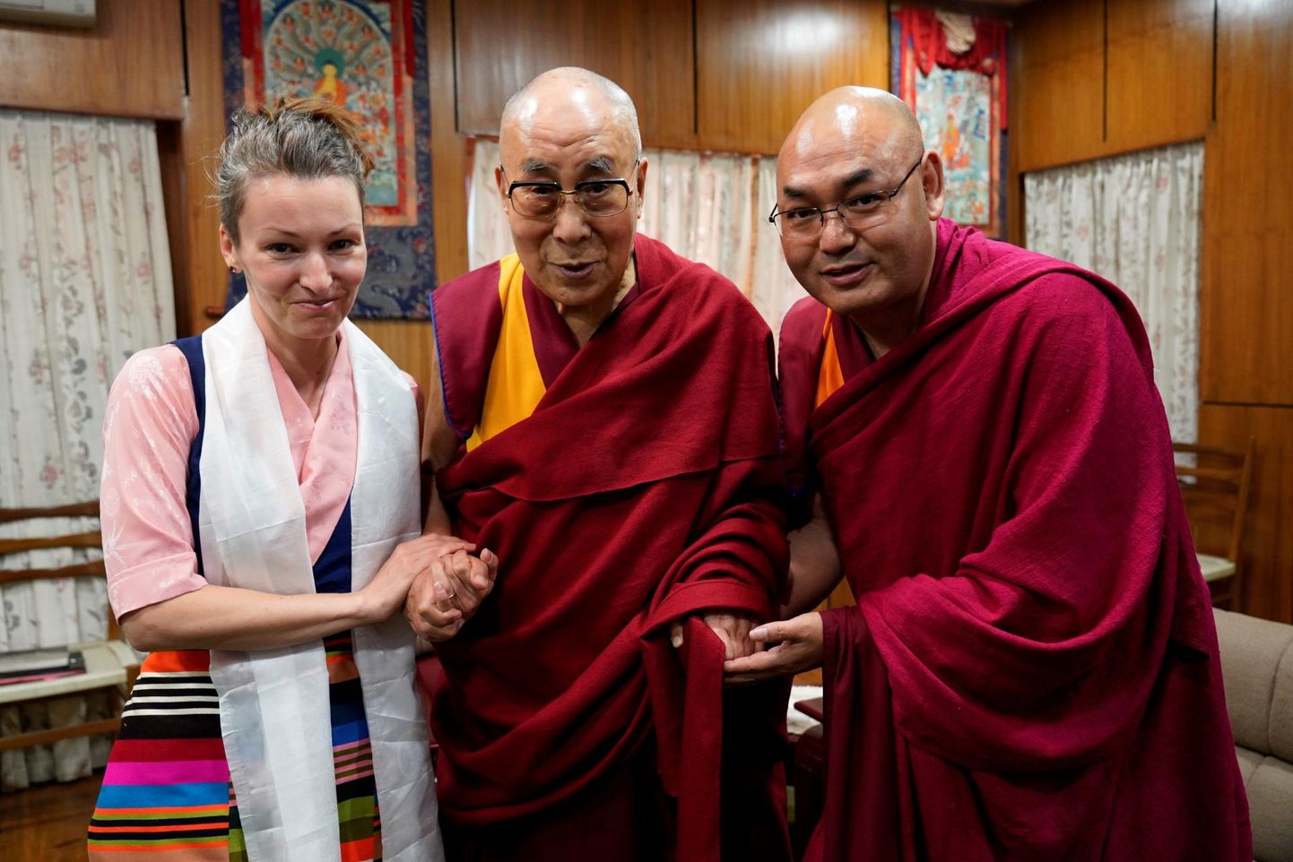 Artikli autor Yoko Alender on ka riigikogu Tiibeti toetusrühma juht. Pildil koos Tema Pühaduse dalai-laama ja Tiibeti eksiilparlamendi spiikriga. Dalai-laama on juhtinud tähelepanu nii kliimamuutustele kui ka Tiibetisse rajatud kiirraudtee keskkonnaprobleemidele.