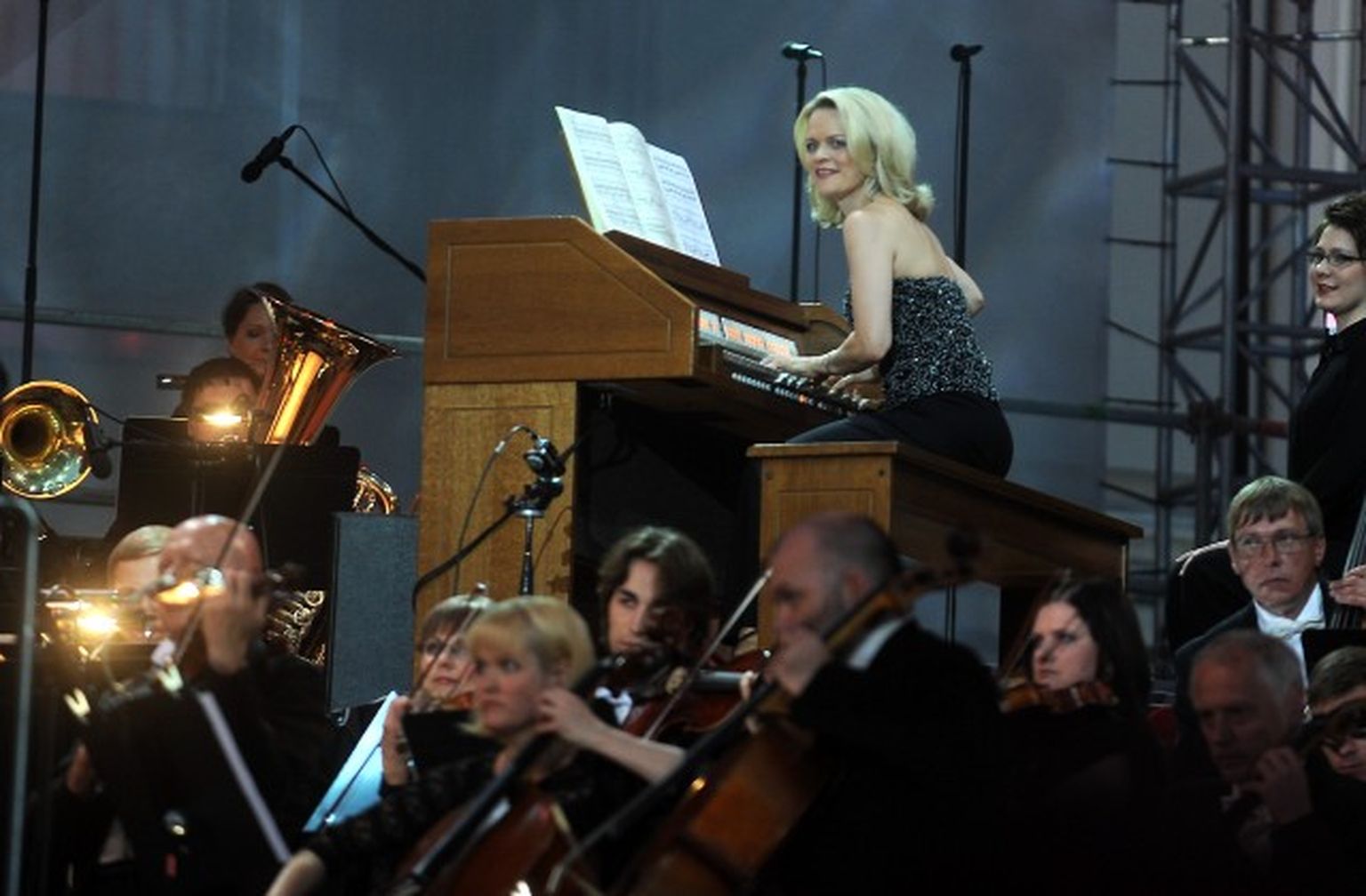 Ērģelniece Iveta Apkalna muzicē koncertā "Dzimuši Rīgā"