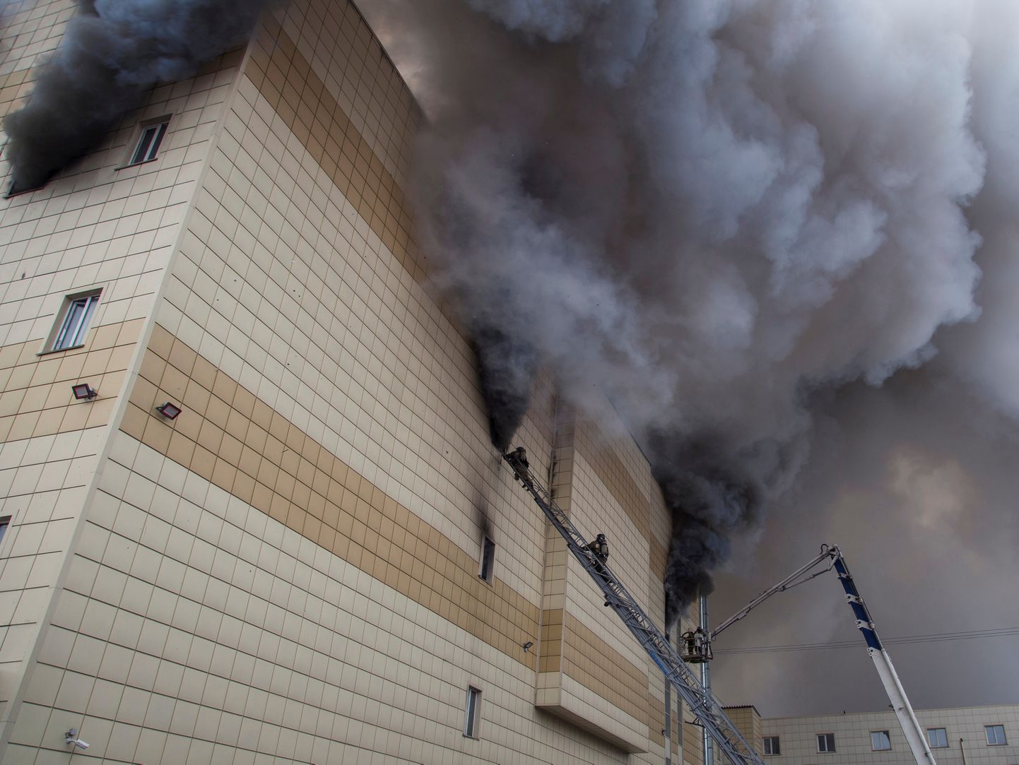 Kemerovo kaubanduskeskuse põlengus hukkus üle 60 inimese. Väidetavalt oli tulekahjualarm välja lülitatud ja paljud evakuatsiooniteed tõkestatud.