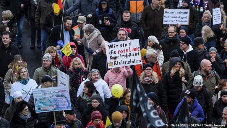 Участники протеста в Дюссельдорфе с плакатами с надписью: "Красная черта - это мы"