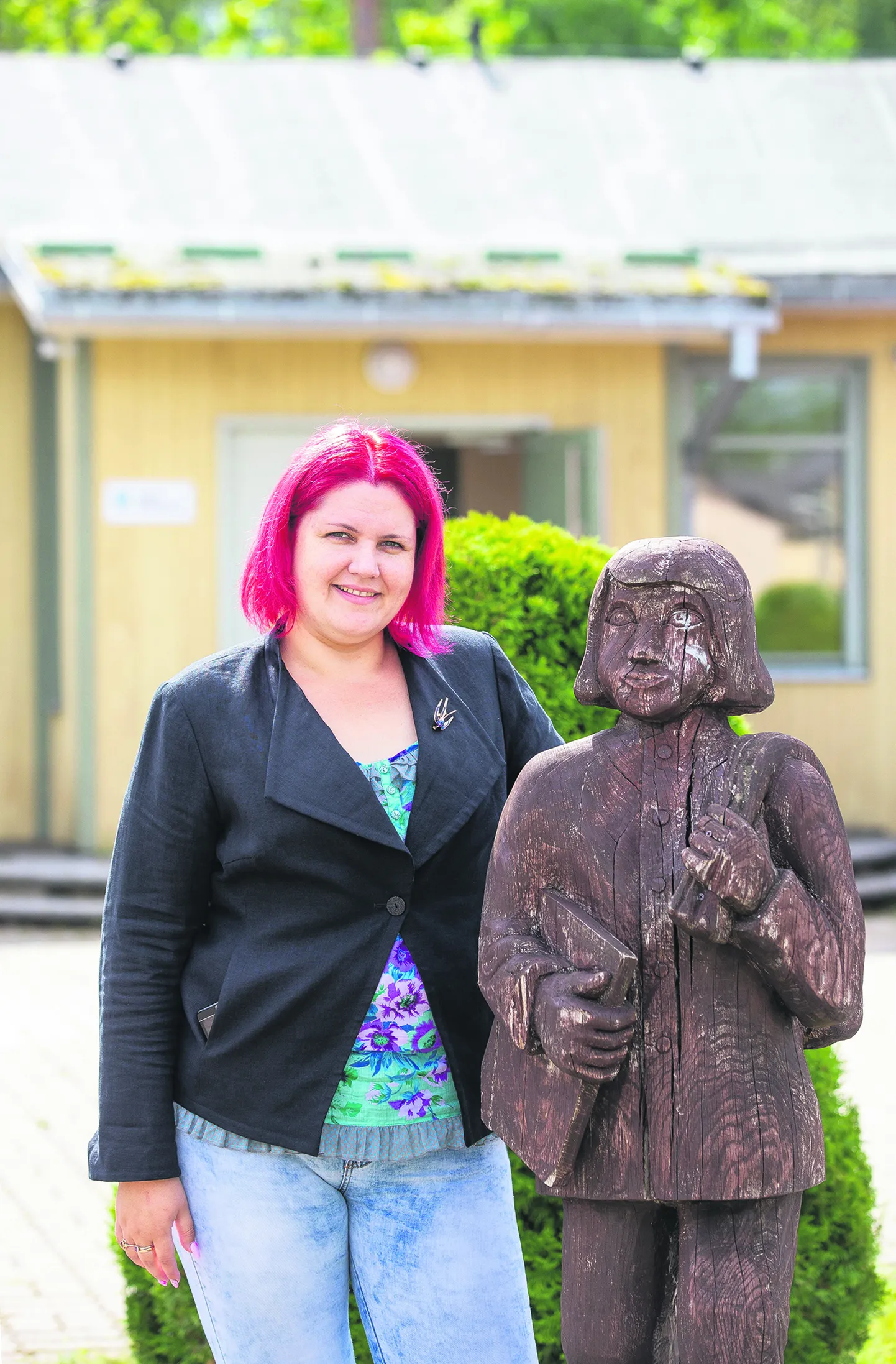 Käru põhikooli sisehoovis seisval puukujul Jukul on läbi aastate olnud võimalus õpilastel silma peal hoida ja nende kasvamist jälgida. Käru põhikooli uus direktor Raili Saar näeb neid aga peagi algava õppeaasta alguses alles esimest korda.