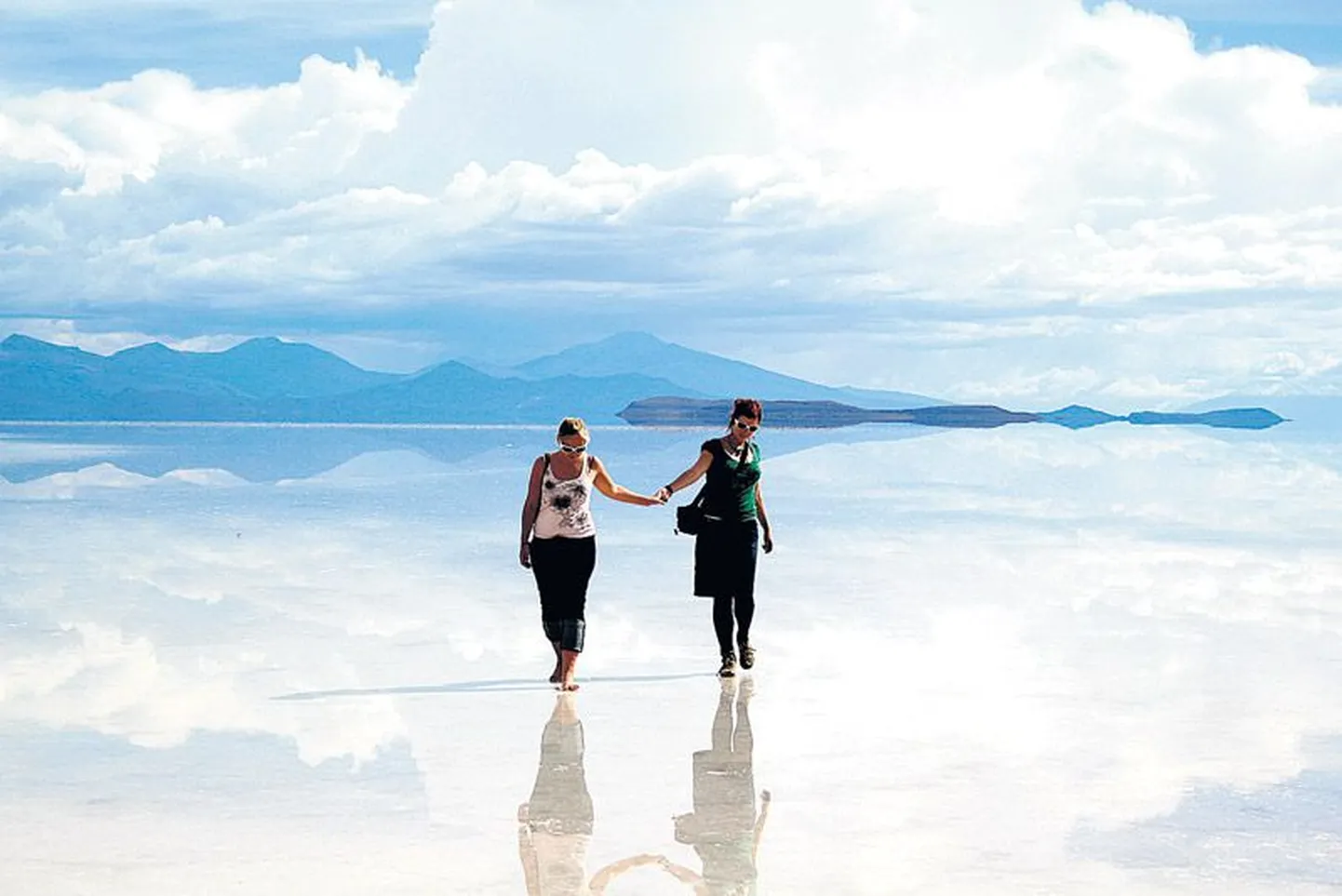 Reisiromaani autorid Berit Renser (vasakul) ja Terje Toomistu Boliivias Salar de Uyuni soolaväljal.