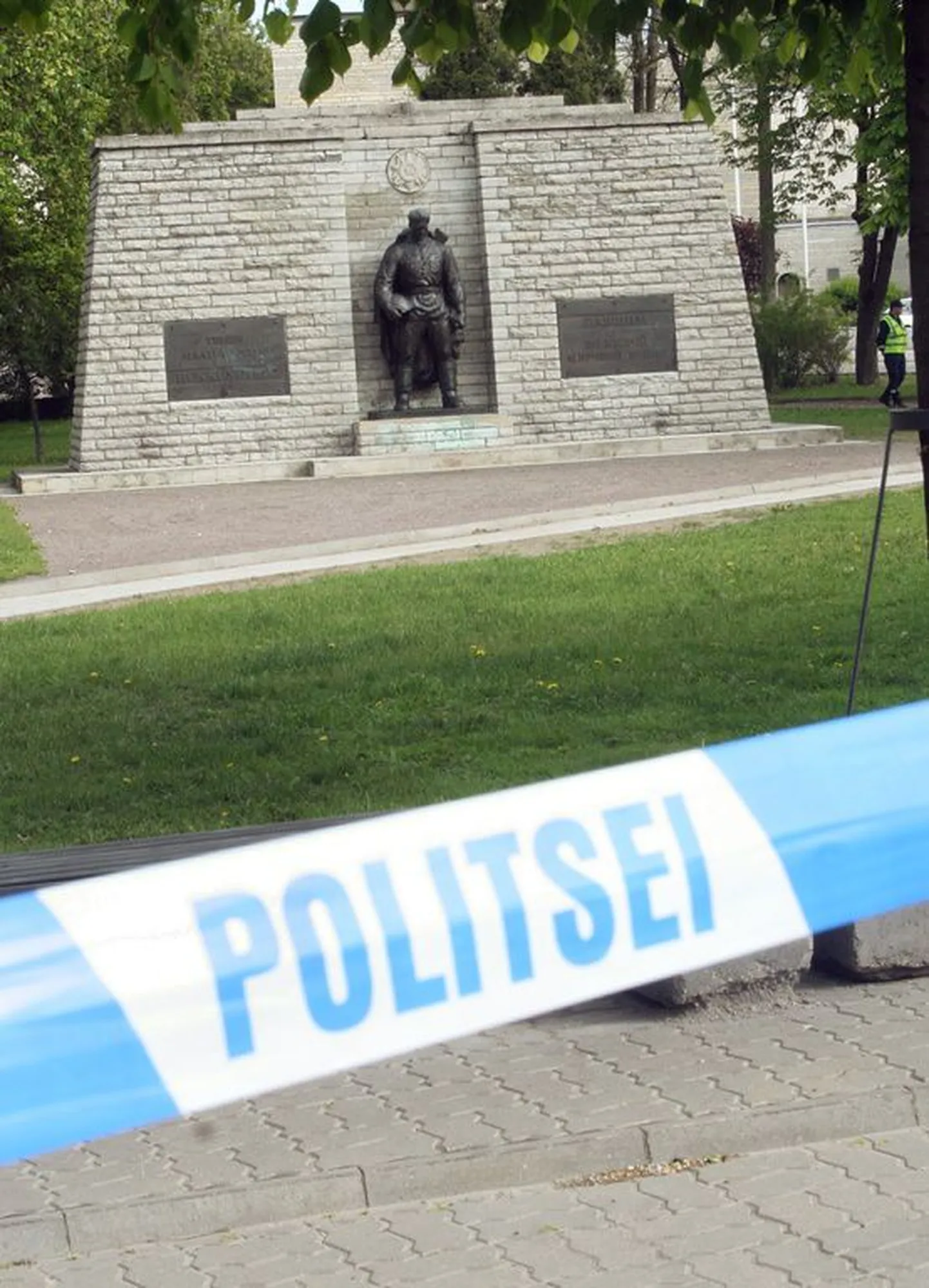 Tõnismäe pronkssõdur ja selle ümbruse ala on jätkuvalt politseilintidega piiratud.