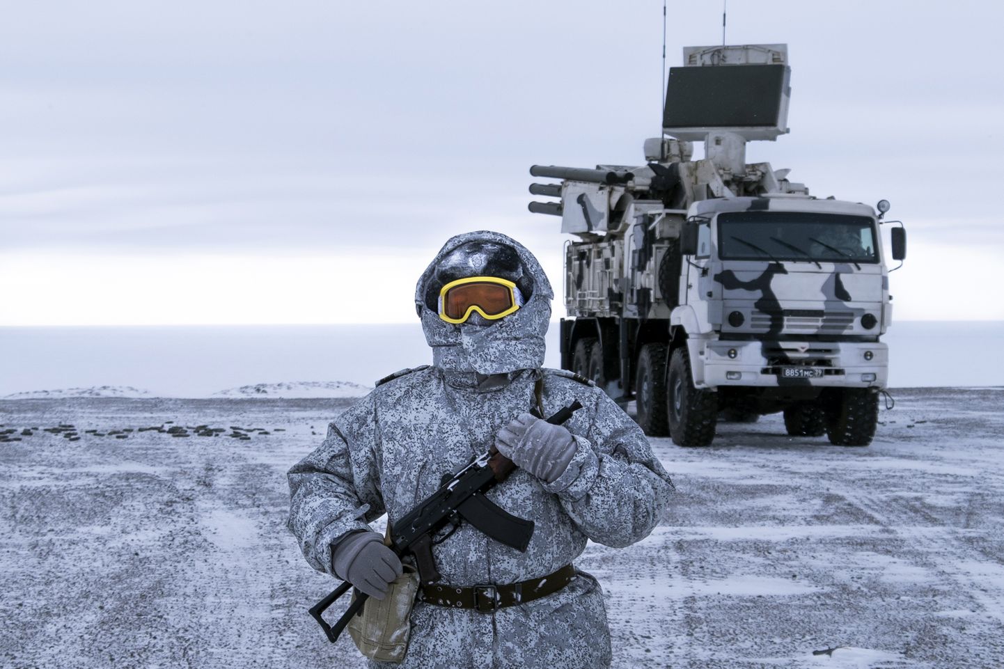 Venemaa sõjaväelane Pansir-S1 õhutõrjesüsteemi kõrval Kotelnõi saarel.