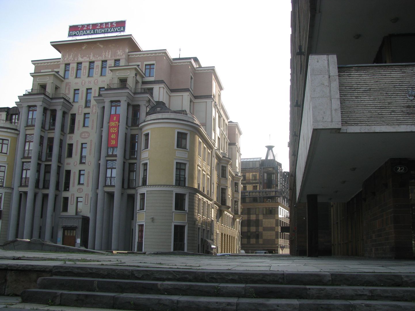 Тверской бульвар: слева – МХАТ, справа – дом, элитные пентхаузы, которые продаются.