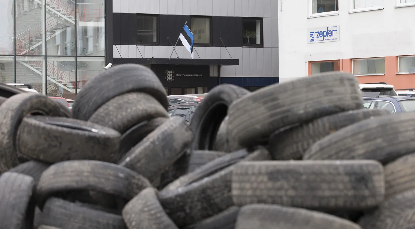 Rehviliidu protestiaktsioon keskkonnaministeeriumi hoone ees.