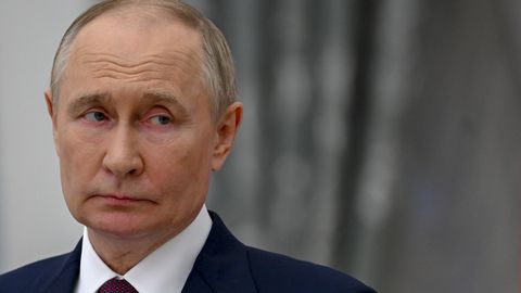 Putins apgalvo, ka nav dzirdējis par filmu "Kremļa burvis"