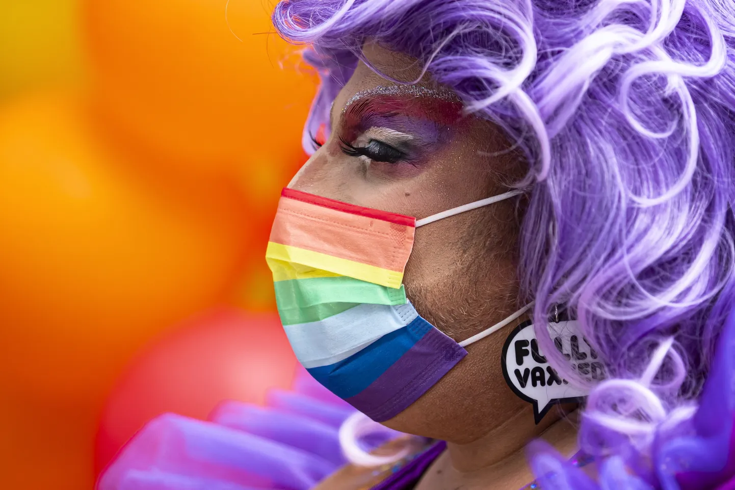 Inimene LGBT-paraadil. Illustreeriv.