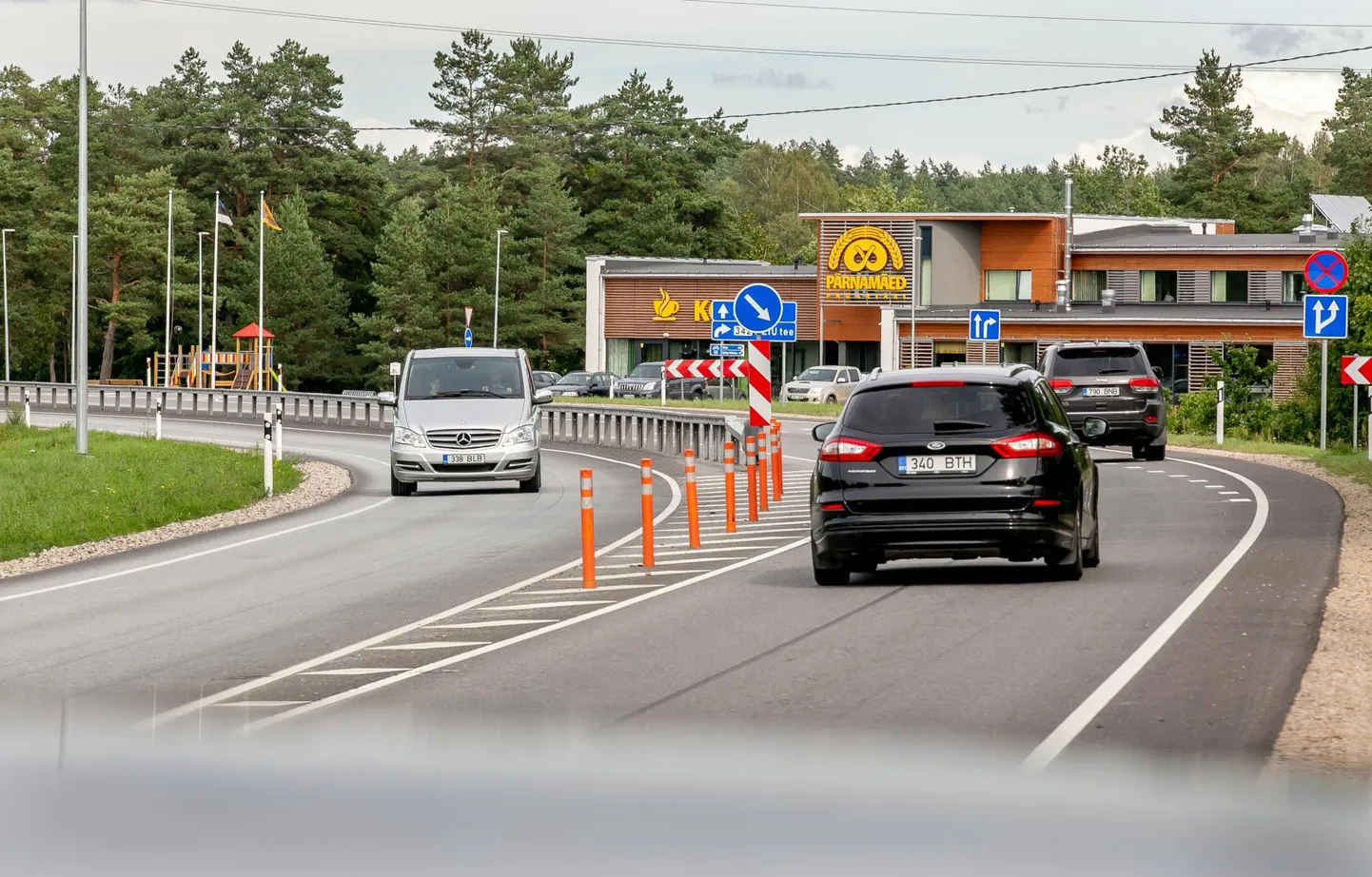 OÜ Pärna­mäed pidi äri avamise eel rajama parkla ja ümber ehitama riigi omanduses teeosa. Projekteeritav 2+2 maantee läheb neist kaugelt ­möö­da.