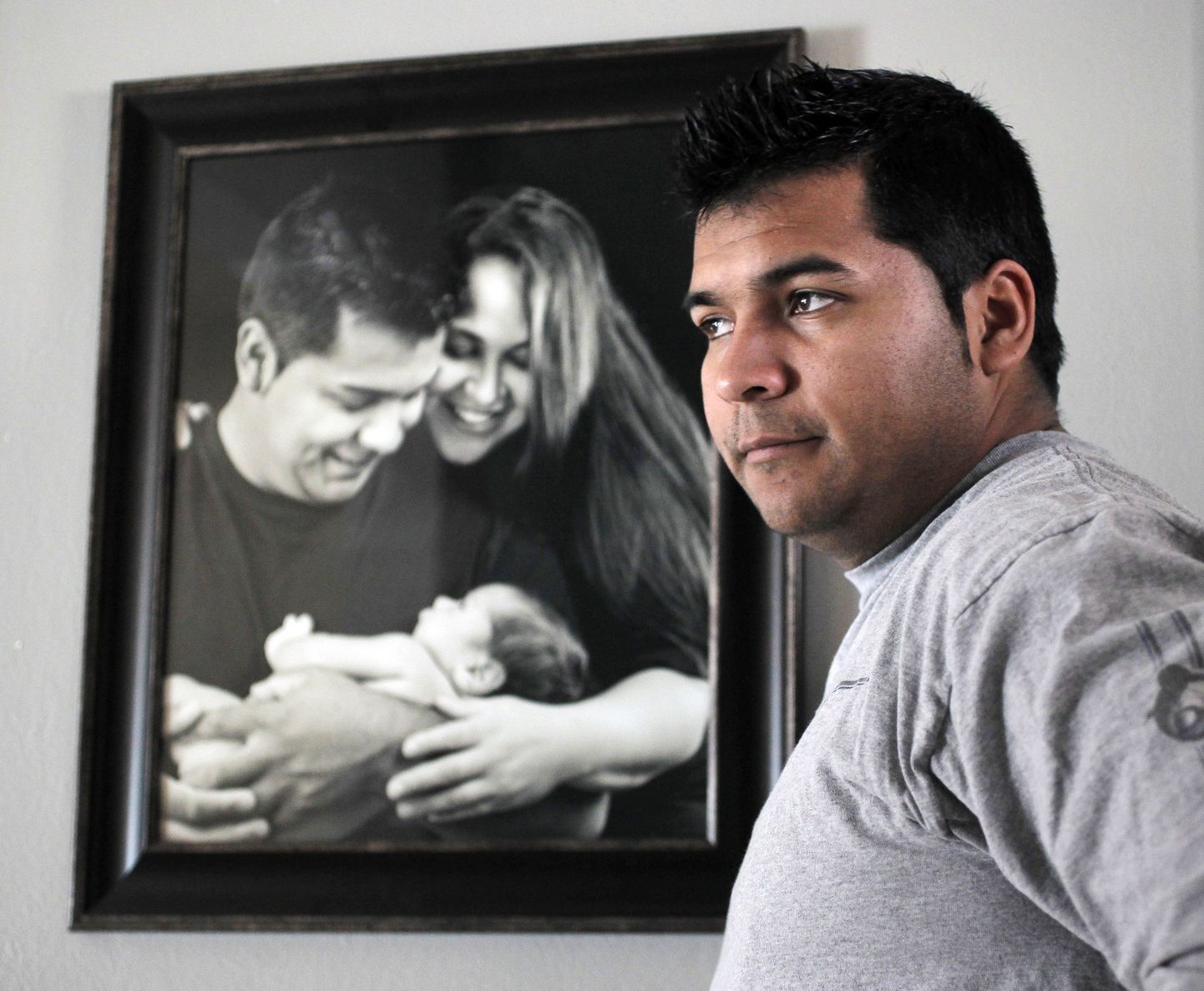 Erick Munoz koos pildiga, millel on tema, ta naine Marlise ja nende poeg Mateo