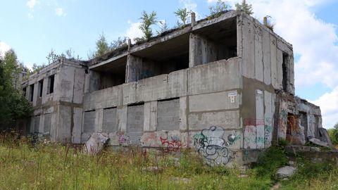 Noorukid seavad mahajäetud hoone varemetes oma elu ohtu