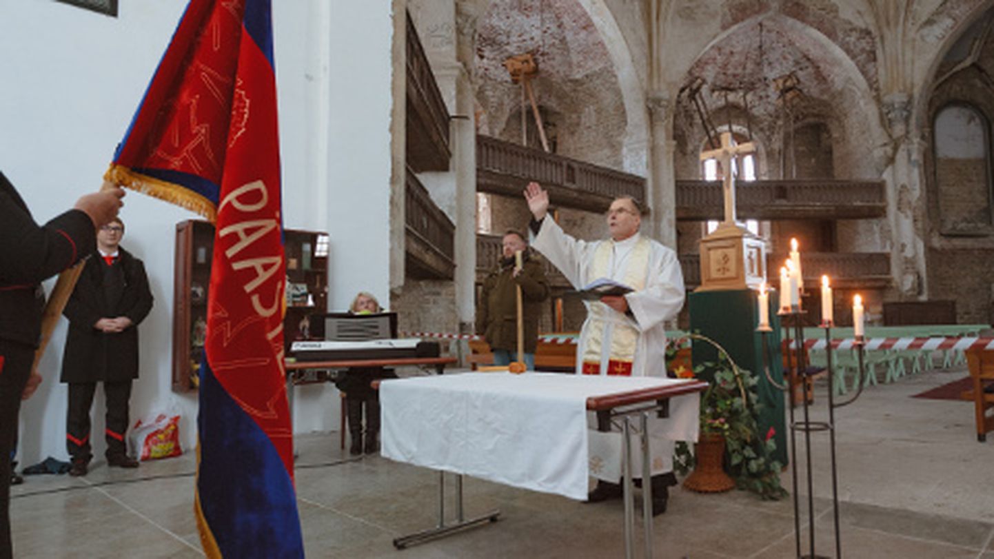 Mullu novembris õnnistas Narva luterliku koguduse õpetaja Urmas Karileet Aleksandri kirikus päästeameti lipu, aga sama amet ei luba suures kirikusaalis praegu toimetada, sest see polevat ohutu.