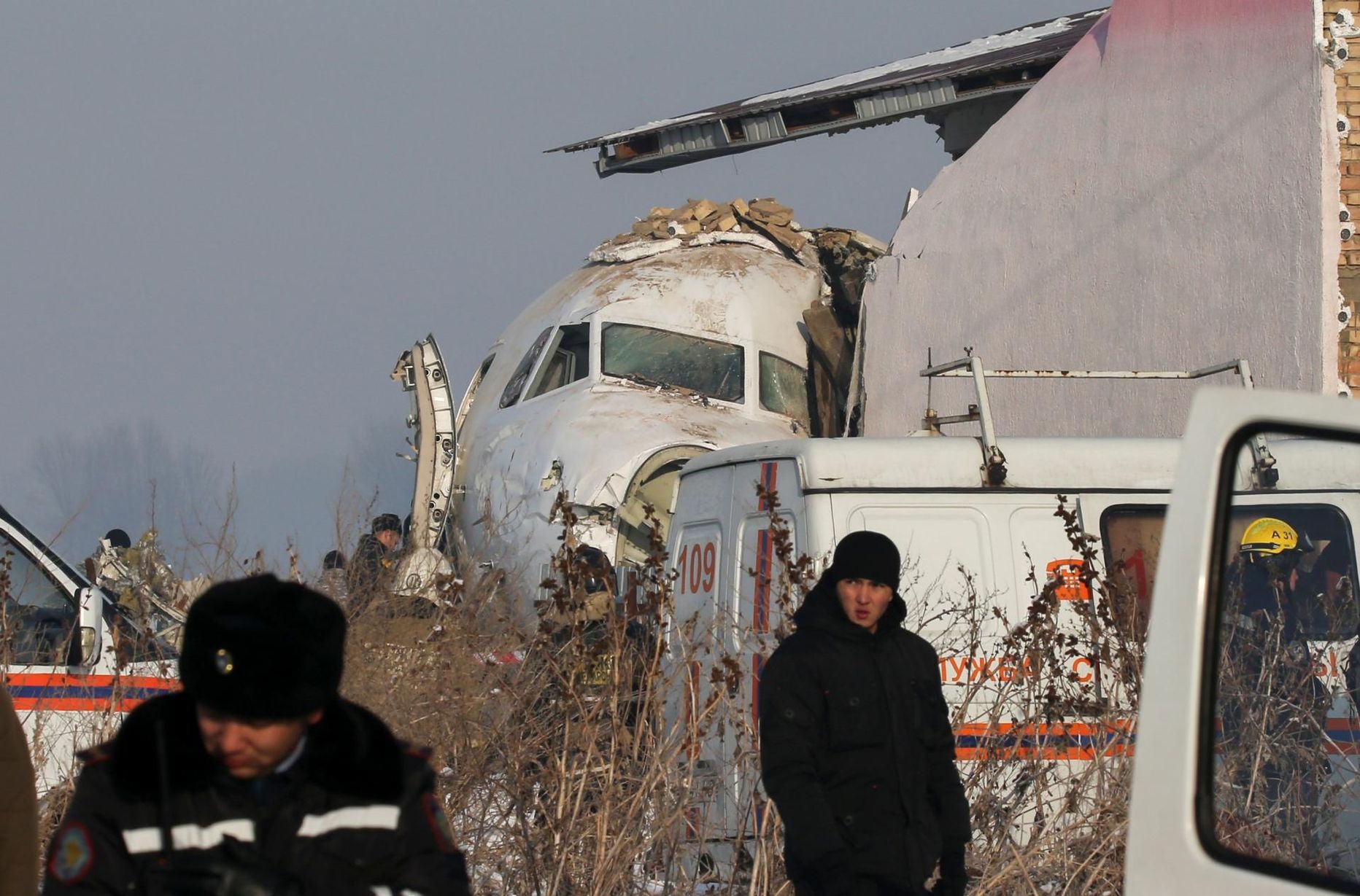 Päästetöötajad lennuõnnetuse toimumispaigas Kasahstanis Almatõs.