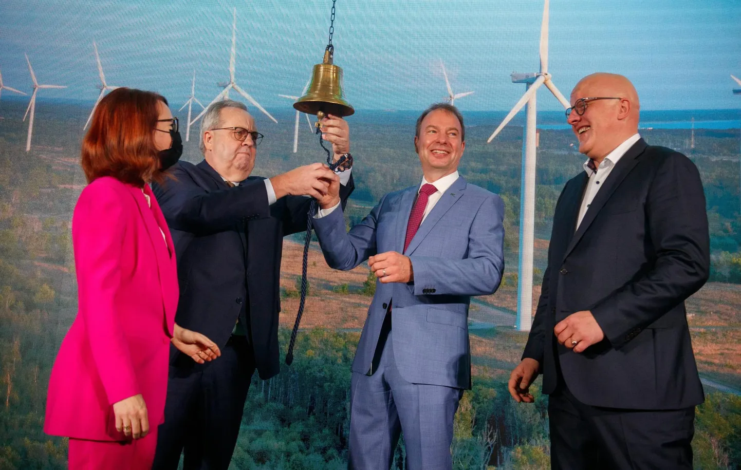 Enefit Greeni aktsia esimesel kauplemispäeval olid meeleolud laes. Avamispäeval Energia avastuskeskuses helistasid börsikella vasakult Väino Kaldoja (toonane Eesti Energia nõukogu esimees), toonane rahandusminister Keit Pentus-Rosimannus, toonane Eesti Energia juht Hando Sutter ja toonane Enefit Greeni juht Aavo Kärmas.