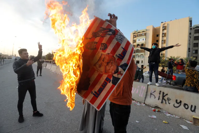 Protestijad 1. jaanuaril 2020 Bagdadis USA saatkonna juures, kus nad põletasid USA lipumustri ja president Donald Trumpi näopildiga plakateid.