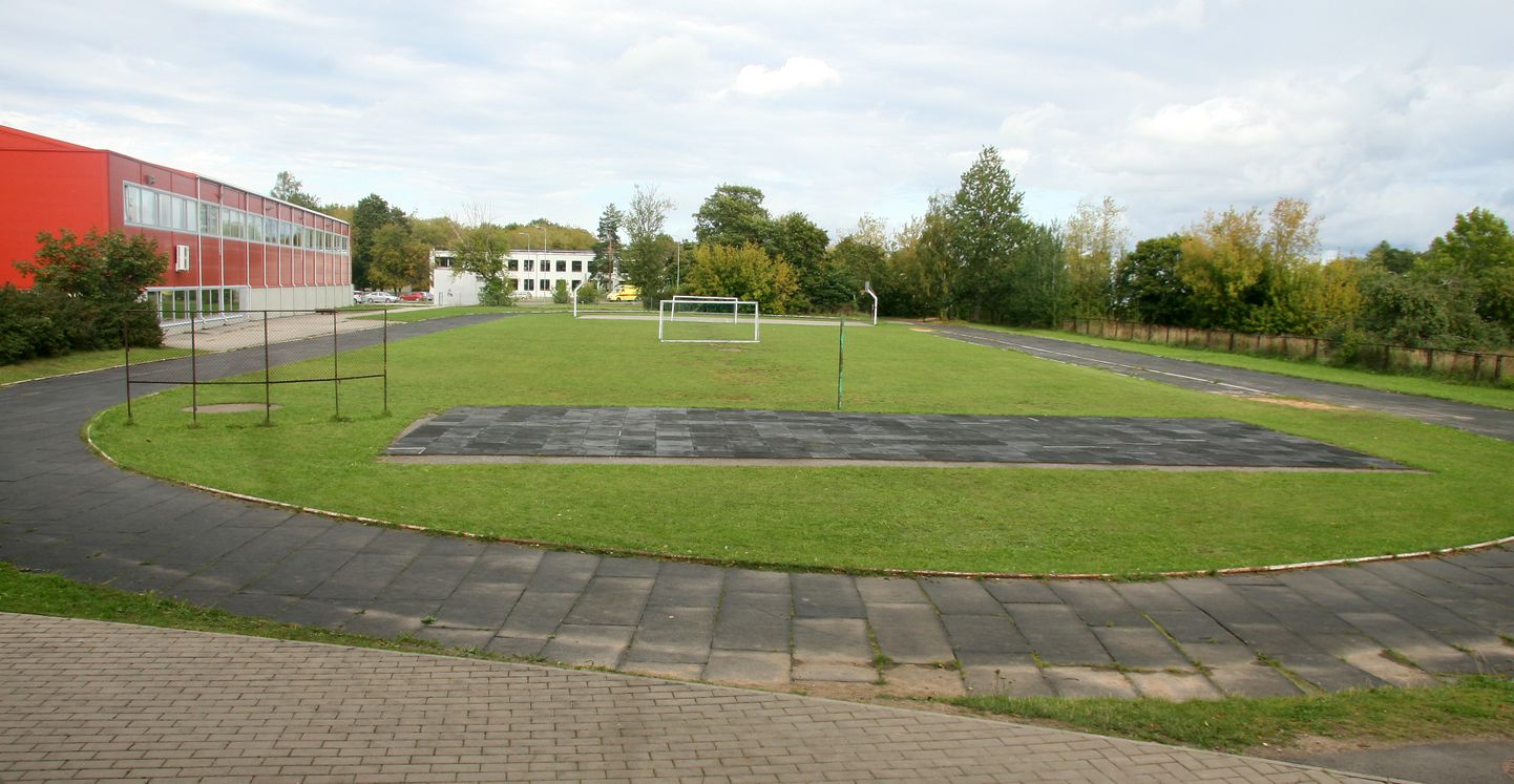 Расположенный рядом с Йыхвиской основной школой стадион с 250-метровым беговым кругом давно амортизировался, на его месте не позднее, чем через три года, должен появиться первый современный легкоатлетический стадион в Ида-Вирумаа.