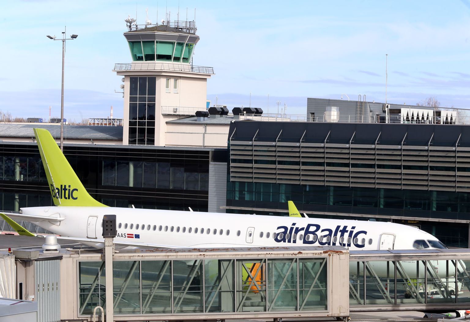 "airBaltic" lidmašīna starptautiskajā lidostā "Rīga".