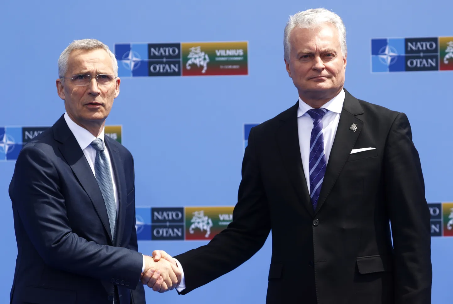 Генсек НАТО Йенс Столтенберг и президент Литвы Гитанас Науседа готовятся встречать участников саммита-2023, который многие называют историческим.
