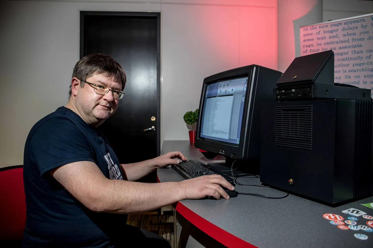 Postimehe fotograafi Zone Media serveriruumi ei lastud, et konkurendid või pahalased võrguseadmete mudelite või tootjate kohta informatsiooni ei leiaks. Küll aga võttis Zone Media residenthäkker Peete Marvet pildistamiseks kaasa töötava eksemplari 1990. aasta NeXT Cube'i arvutist. Samasugusel käivitas aastal 1990. maailma esimese veebiserveri Euroopa Tuumauuringute Keskuses (CERN) töötanud arvutiteadlane Tim Berners-Lee.