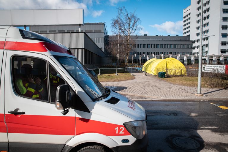 Чтобы попасть в Северо-Эстонскую региональную больницу, пациент должен был пройти через триажную палатку. 