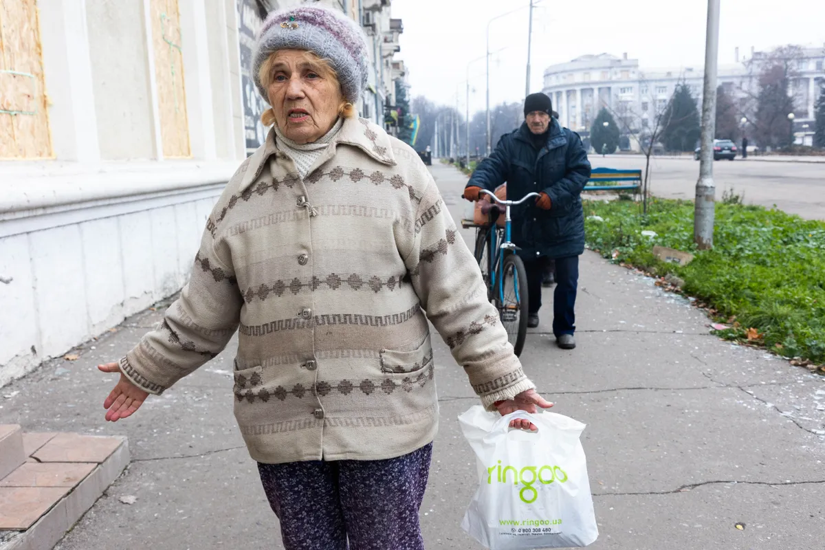 Liliana Koitsenko Bahmhuti kesklinnas töötava poe ees. Linnas töötab veel kolm väikest poodi.