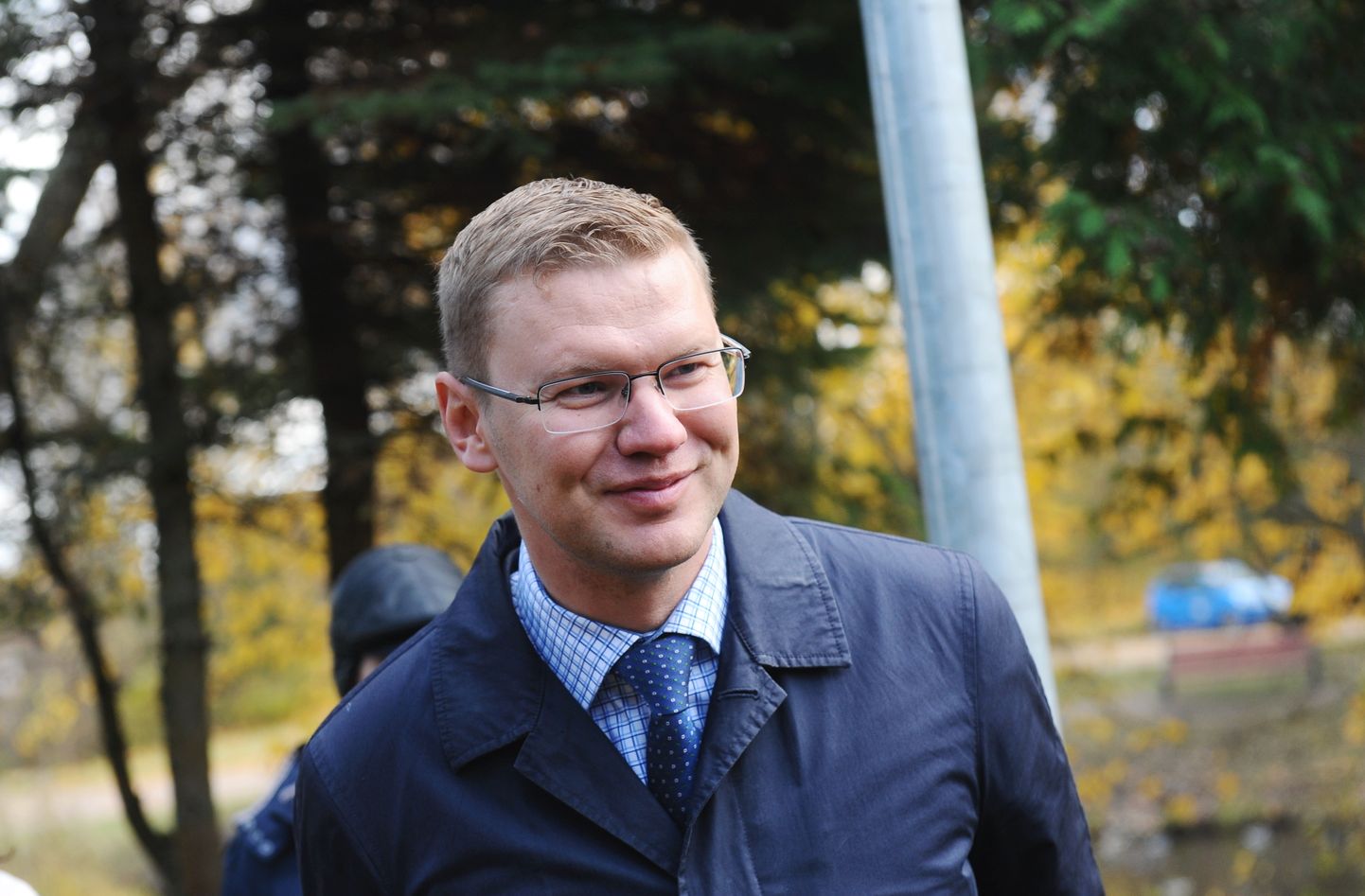 Aģentūras "Rīgas gaisma" direktors Jānis Drulle apmeklē Dārziņu apkaimi, lai novērtētu paveiktos darbus un lemtu par tālākajiem apkaimes labiekārtošanas plāniem.