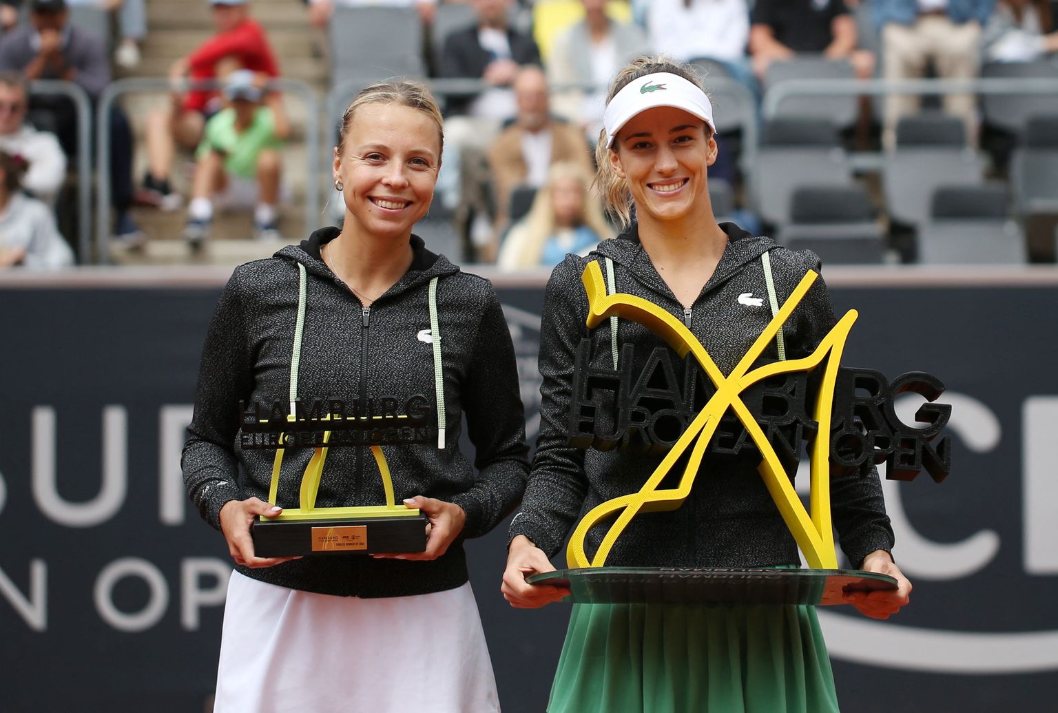 Anett Kontaveit (vasakul) ja Bernarda Pera pärast Hamburgi WTA-turniiri finaali.