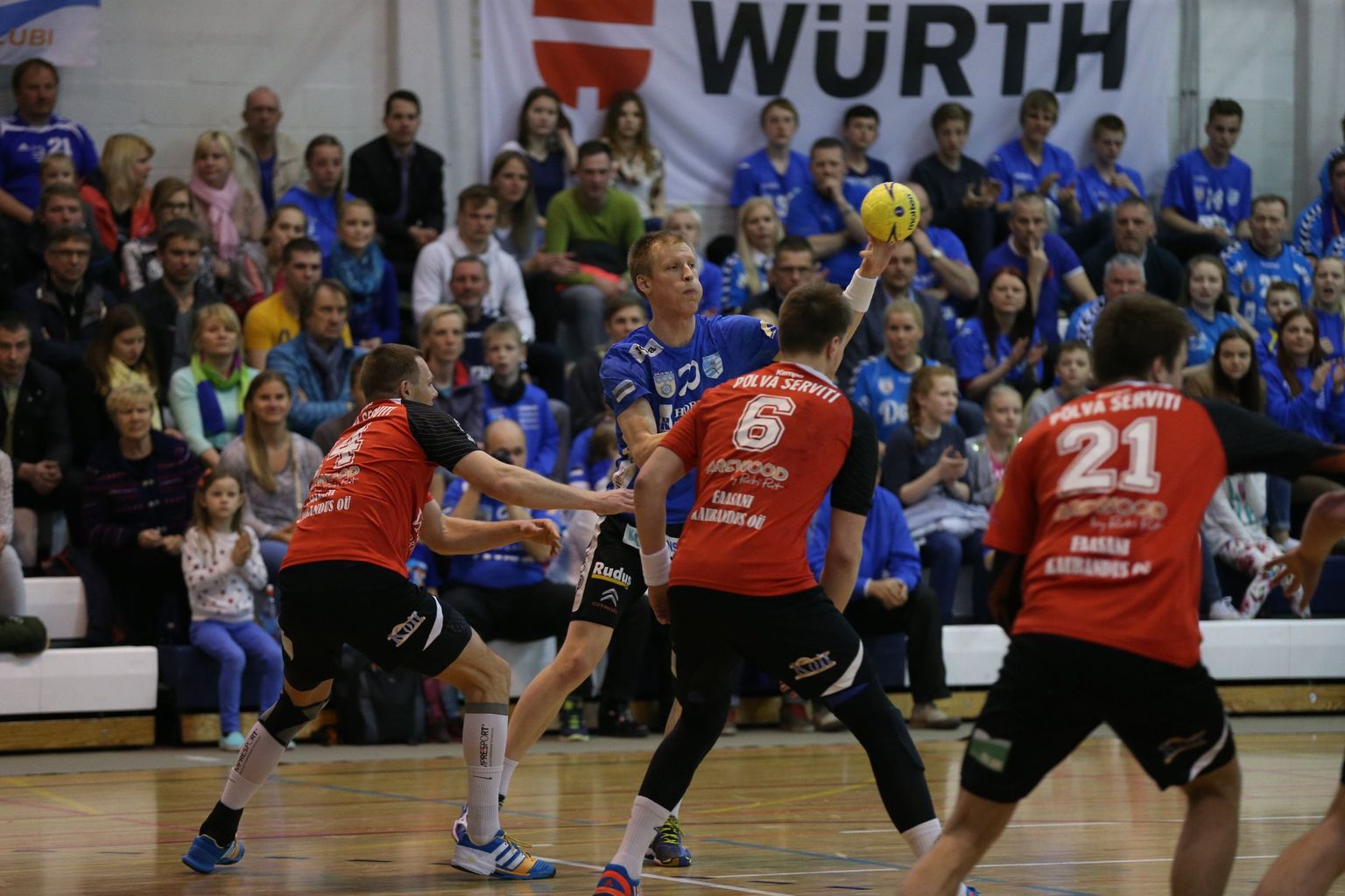 Põlva Serviti (punases) ja HC Kehra esimene finaalmäng käsipalli Eesti meistrivõistlustel.