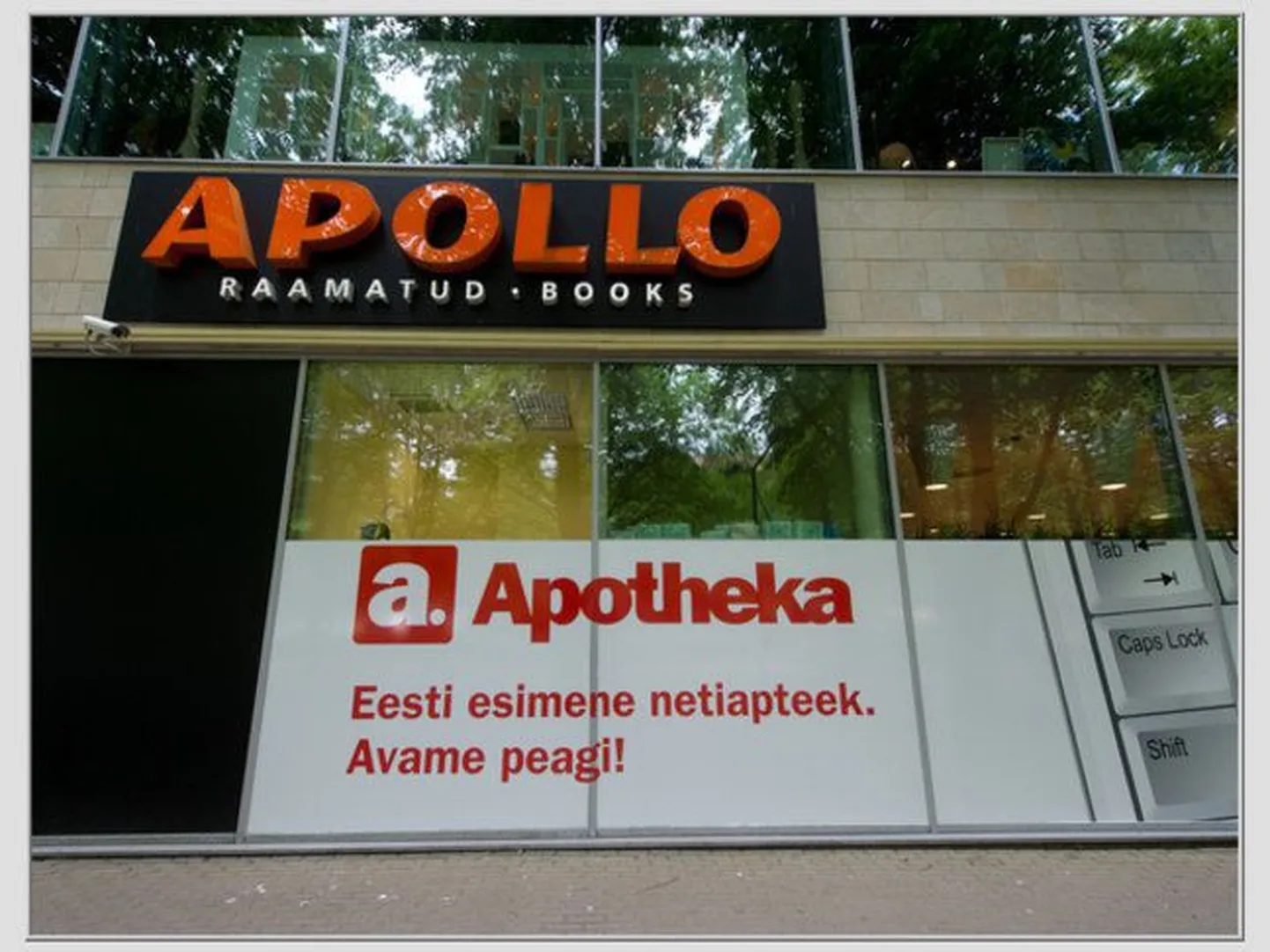 Apotheka reklaam Solarises suve alguses. Esimesed internetiapteegid lubati avada juba 2013. aasta juunis.