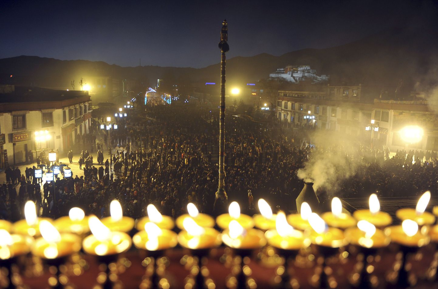 Rahvahulk Lhasas Jokhangi templi ees.