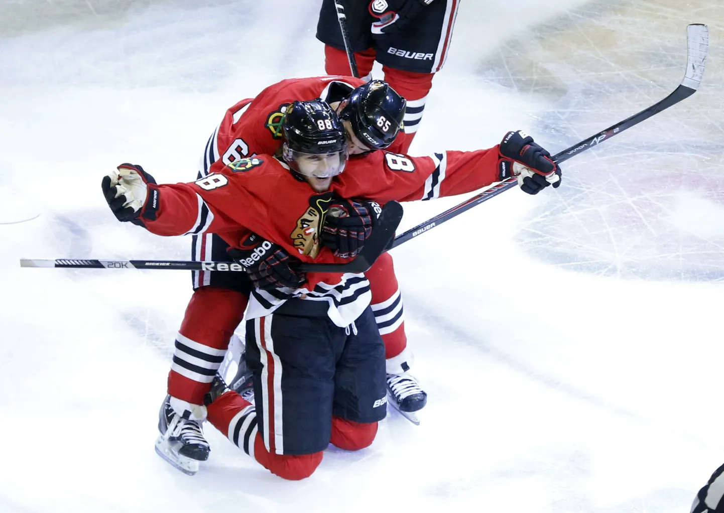 Patrick Kane (nr. 88) koos kaaslastega võiduväravat tähistamas.