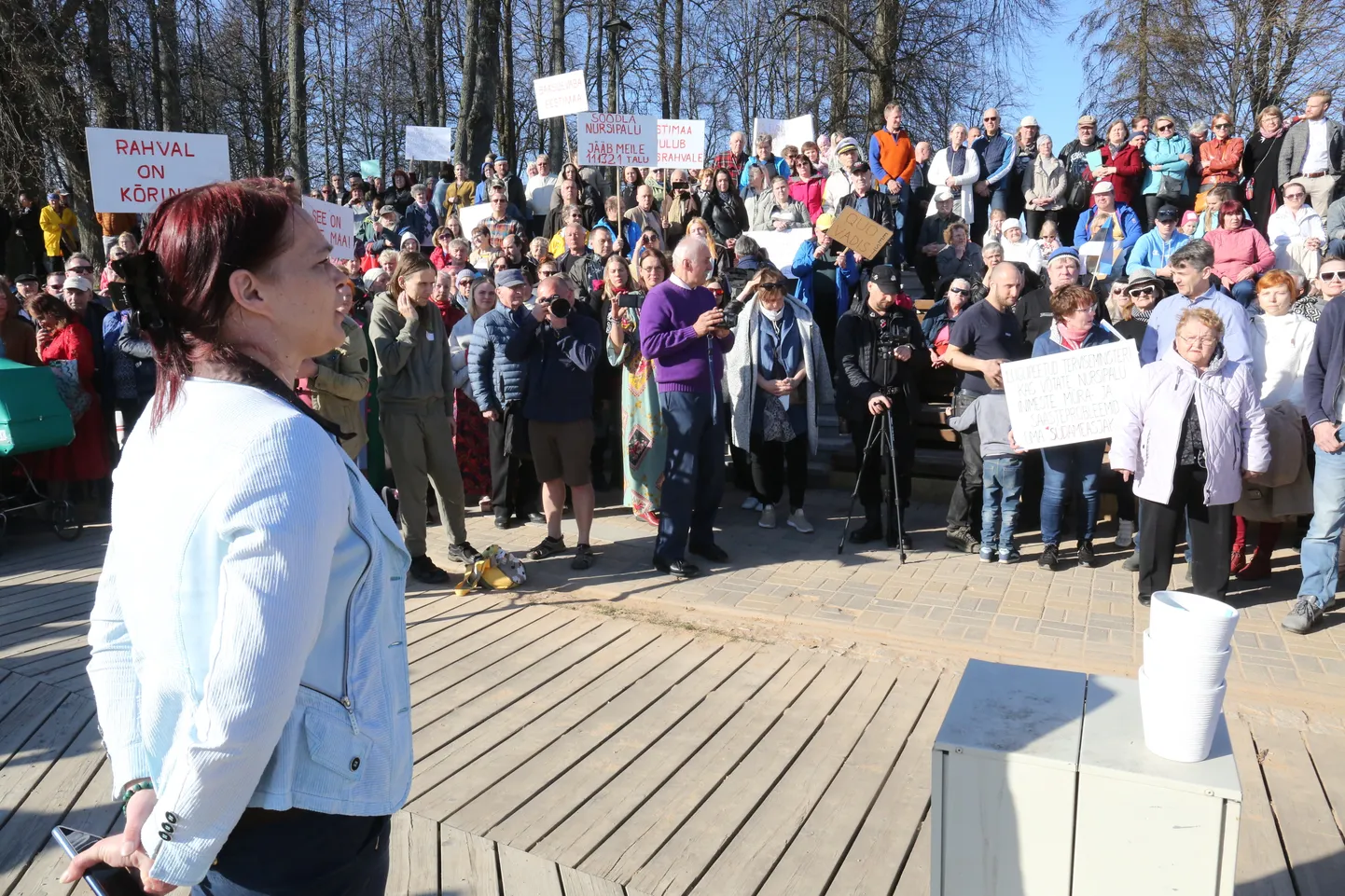 Маарика Нийдумаа на демонстрации против расширения Нурсипалу в Выру 22 апреля.