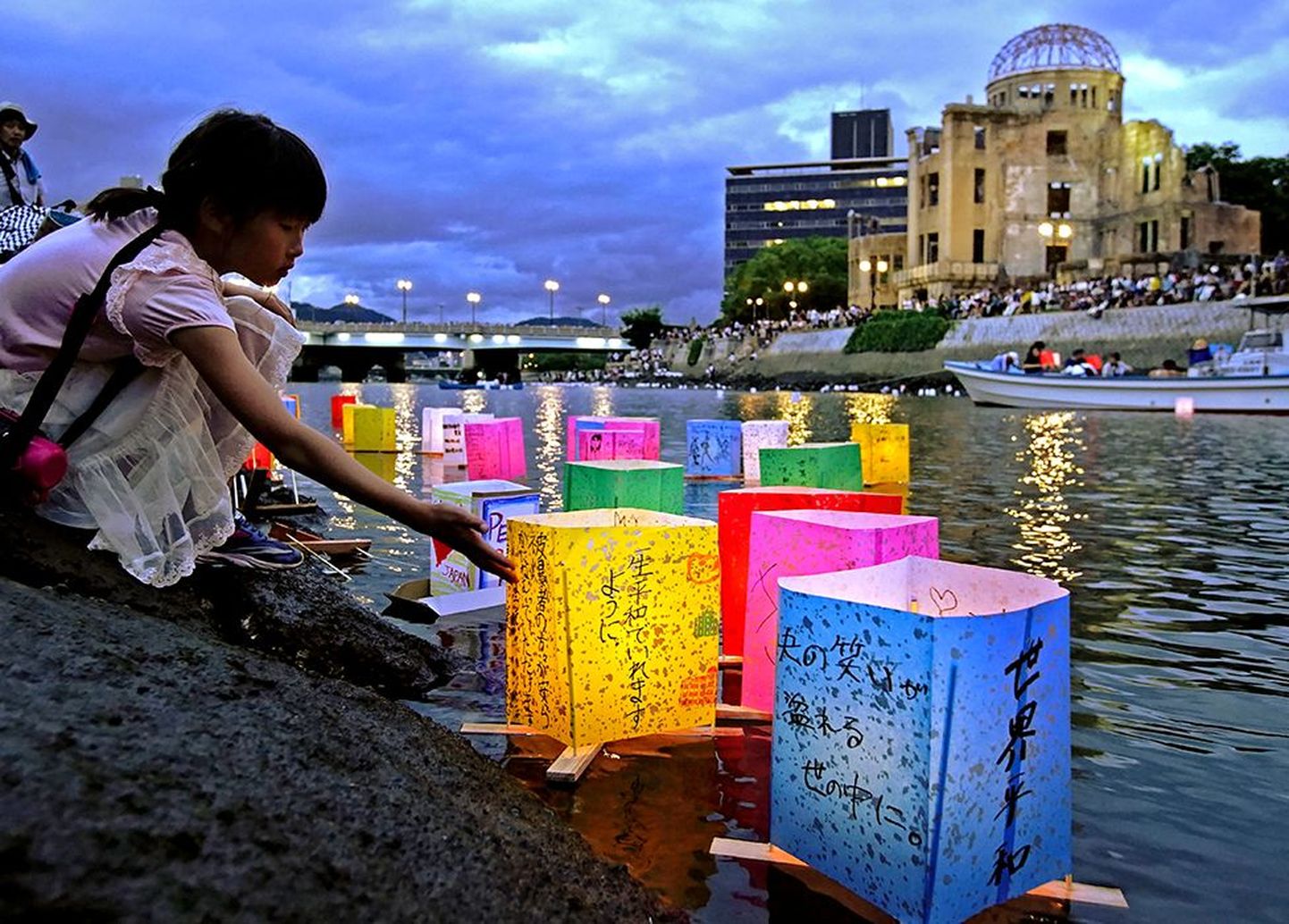 В прошлогоднюю годовщину взрыва на берегу реки Мотоясу напротив Атомного купола в Хиросиме, как всегда, появились бумажные фонарики