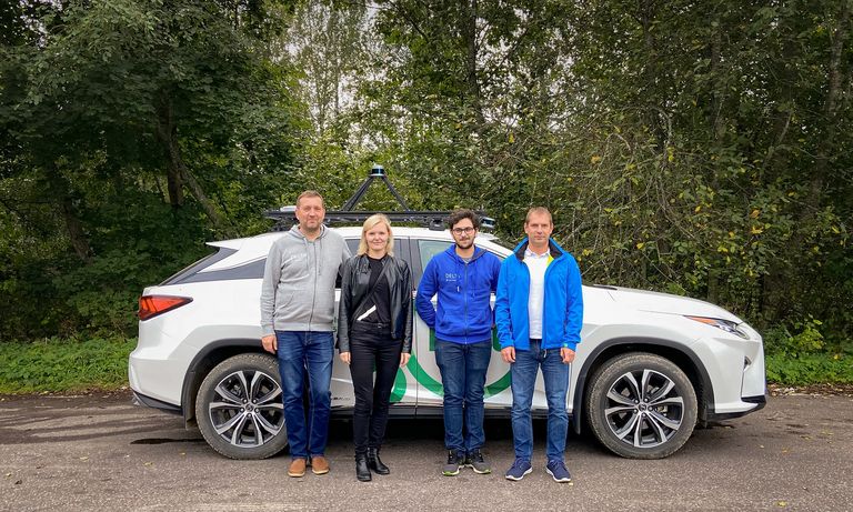 Bolti isejuhtiv auto ning õnnelik meeskond vasakult: Tambet Matiisen, Anne Jääger, Maxandre Ogeret ja Rain Johanson.