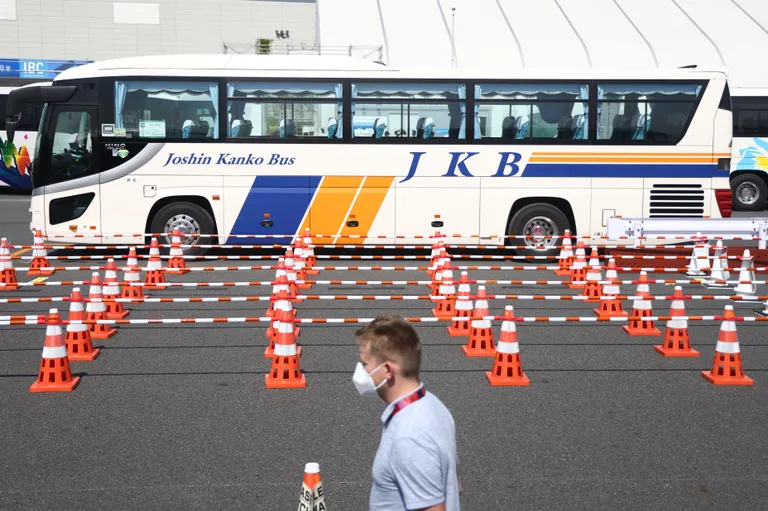 Meediabuss Tokyo olümpiakeskuse juures.