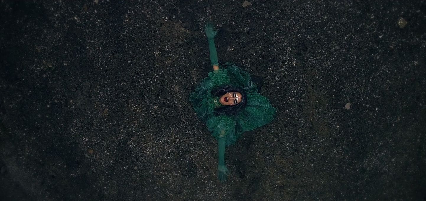 Triin Lellep muusikavideo «Natura» võtetel tuhamäe otsas.