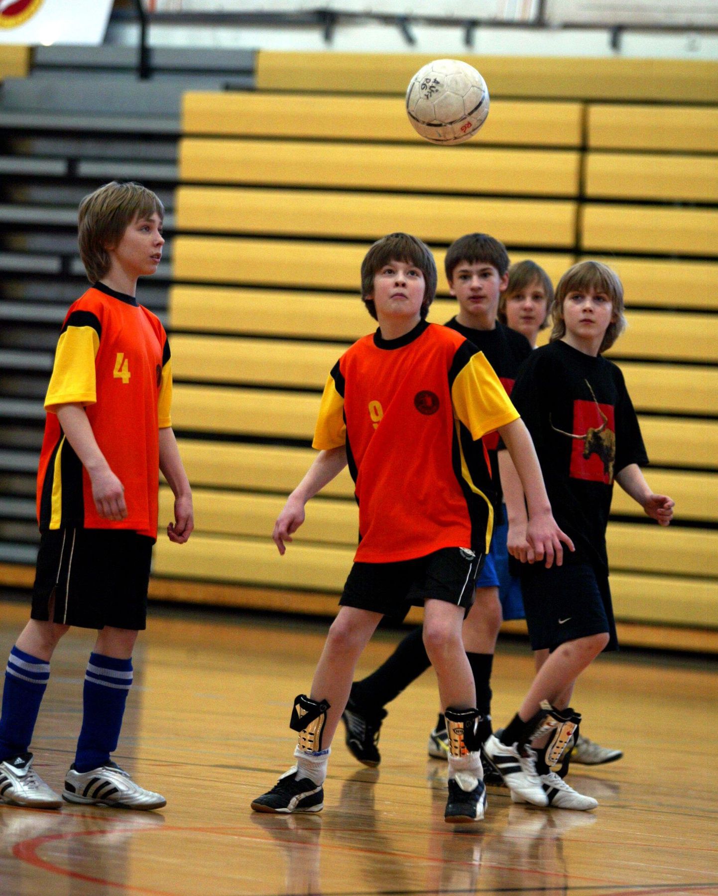 Finaalvõistluse võitnud Rakvere linna algkooli poisid (tumedas) said esikoha kolmel võistlusalal, sealhulgas jalgpallis.