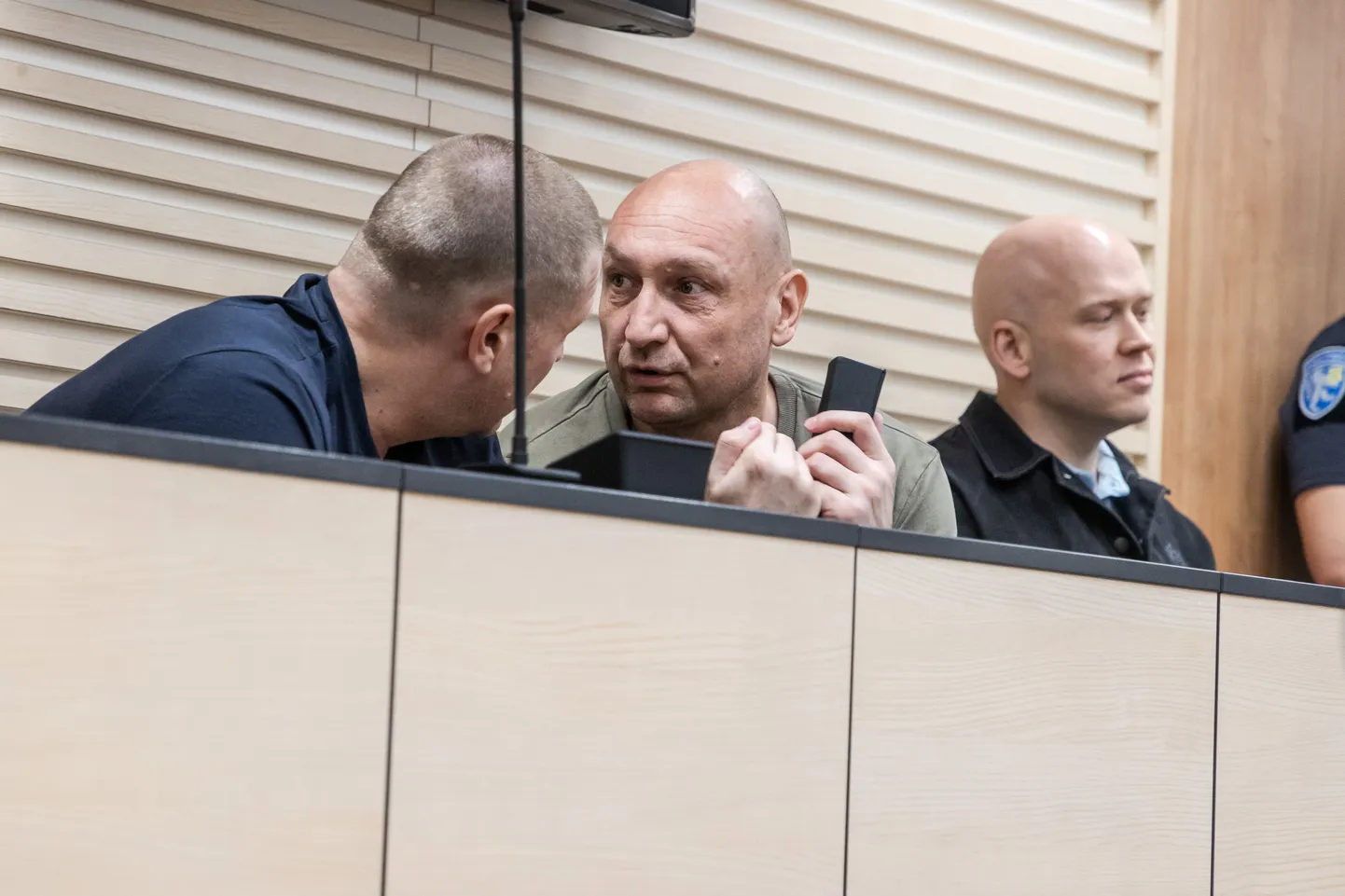 Маргус Рейдольф (в центре) на заседании Харьюского уездного суда в 2022 году.