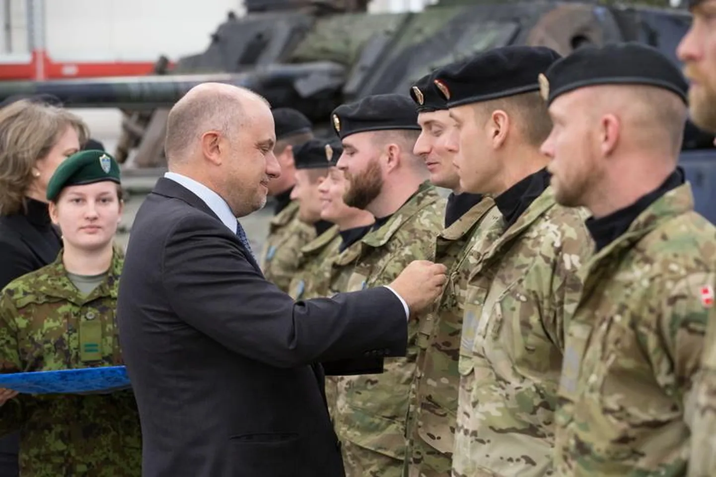 Missioonimedalid kinnitas rinda kaitseminister Jüri Luik.