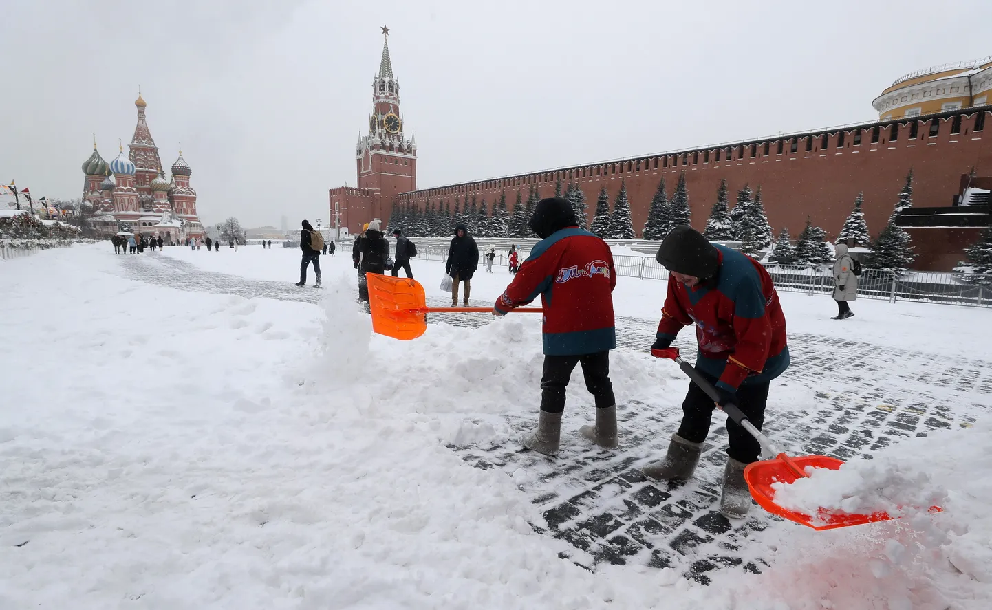 Дворники на Красной площади в Москве