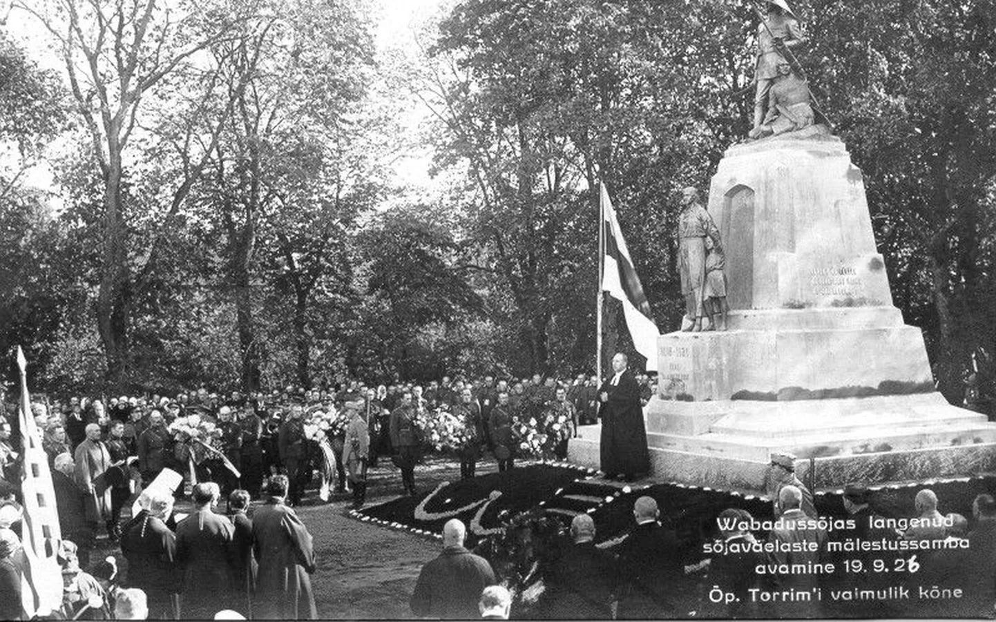 Skulptor Amandus Adamsoni loodud Sakalamaa langenud sõjameeste mälestussammas avati Viljandis 19. septembril 1926.