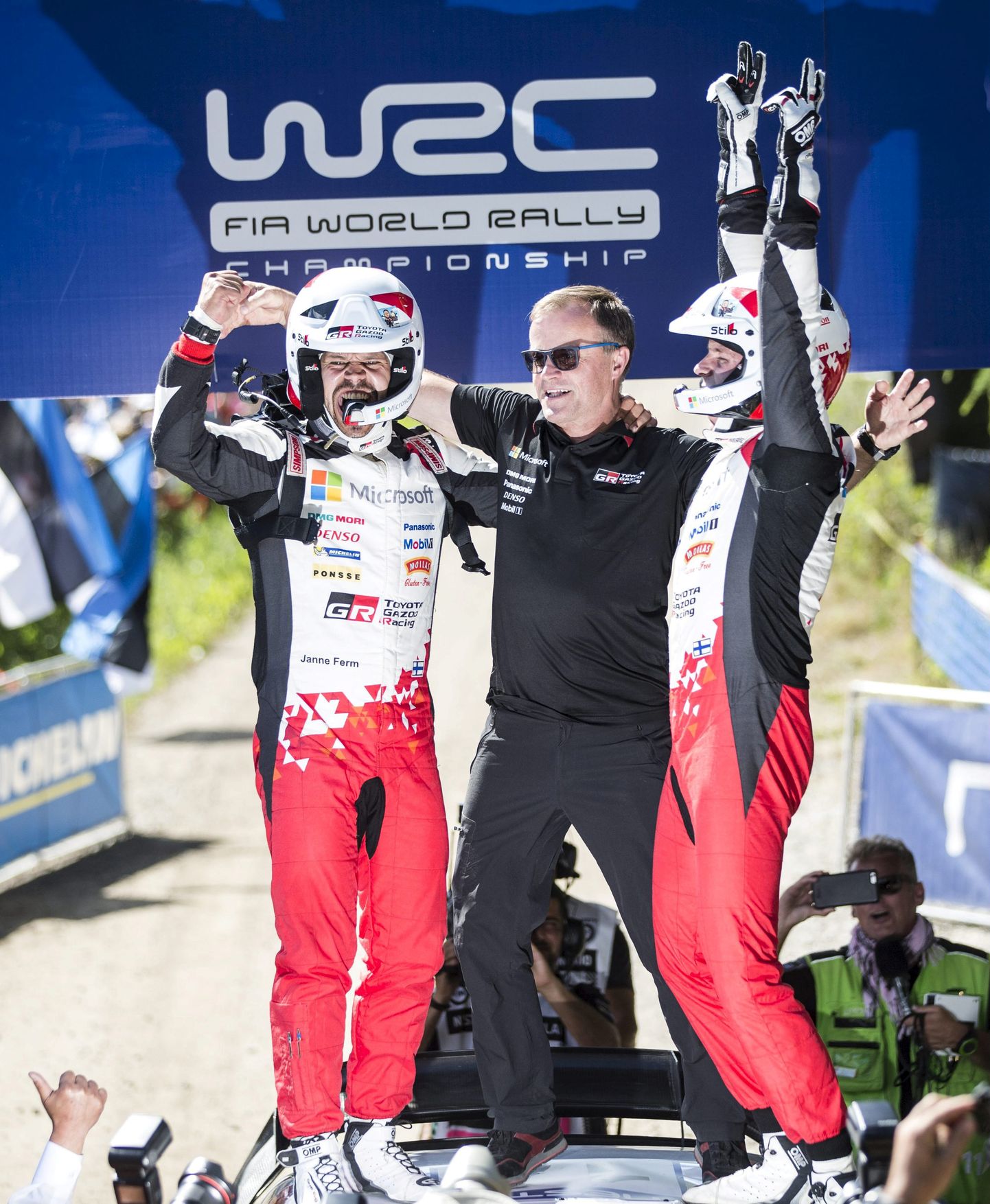 Tommi Mäkinen Esapekka Lappi ja Janne Farmiga Soome ralli võitu tähistamas.